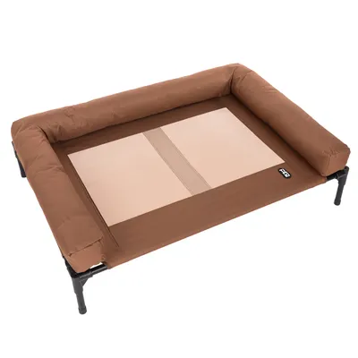 Bruin verhoogd bed met gevoerde zijkanten en metalen poten, rechthoekig ligvlak van stof. Zichtbaar logo: P&K.