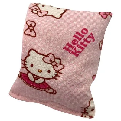 Roze stoffen kussen met Hello Kitty-figuren en de tekst 'Hello Kitty' zichtbaar op de voorkant.