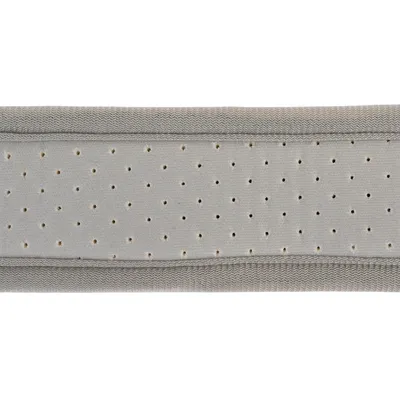 Primo piano di un materiale grigio perforato con bordo in tessuto. Adatto per descrizione del prodotto o dettagli sul materiale.
