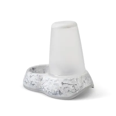 Krmítko a napáječka s mramorovaným designem, průhledná nádoba pro snadnou kontrolu obsahu.