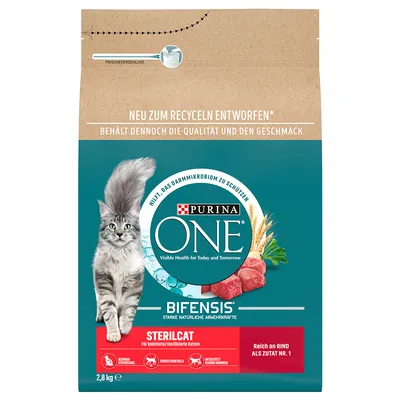 Purina ONE Bifensis Sterilcat суха храна за котки, 2,8 кг, с изображение на сива котка и парчета месо. Видим текст: 'Reich an Rind als Zutat Nr. 1', 'Für kastrierte/sterilisierte Katzen'.