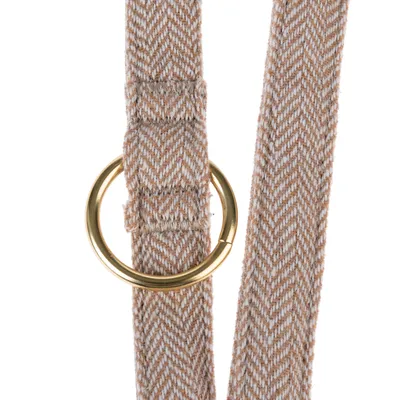 Close-up of a beige-white patterned fabric band with a gold-coloured metal ring.