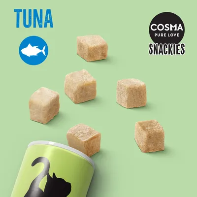 Cosma Snackies Pure Love, gefriergetrocknete Thunfischwürfel für Katzen. Verpackung und Produkt sichtbar.