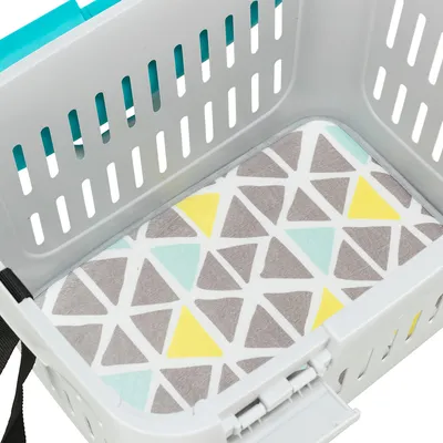 Innenansicht einer Transportbox mit weicher, gemusterter Matte in Grau, Gelb und Türkis mit geometrischen Formen.