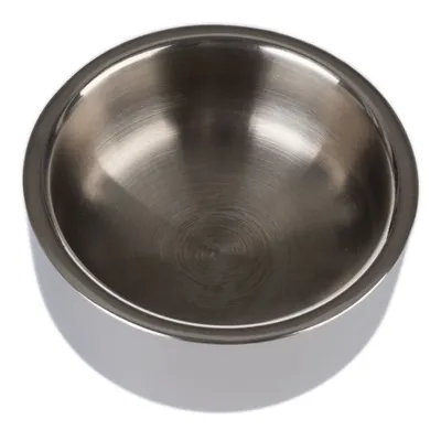 Metalowa miska dla zwierząt, okrągła, wykonana ze stali nierdzewnej. Widoczna gładka powierzchnia wewnętrzna bez dodatkowych oznaczeń czy dekoracji.