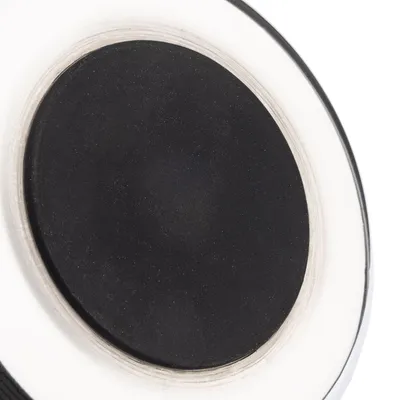 Czarna, gumowa podstawa miski dla zwierząt widoczna z bliska. Materiał: guma i tworzywo sztuczne.