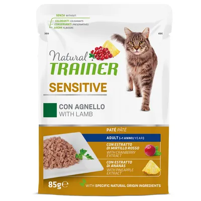 Natural Trainer Sensitive z jagnięciną dla dorosłych kotów, pasztet 85 g, bez barwników, konserwantów i aromatów, z ekstraktem z żurawiny i ananasa. Widoczny kot i porcja karmy.
