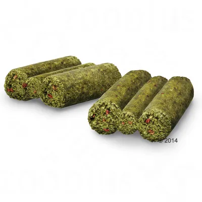 Batoane cilindrice verzi din material vegetal presat, cu particule roșii vizibile, aranjate în două grupuri pe fundal alb. Nu este vizibil niciun ambalaj sau marcă.