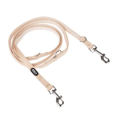 Beige Hundeleine mit zwei Metallkarabinern und einem schwarzen Logoaufnäher mit der Aufschrift 'FAY'.