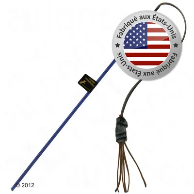 Jouet pour chat avec tige bleue, étiquette noire « Go Cat », ficelle et pompon en fausse fourrure. Badge : Fabriqué aux États-Unis avec drapeau américain.