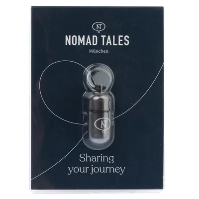 Nomad Tales München. Μαύρο προϊόν με λογότυπο NT σε συσκευασία.