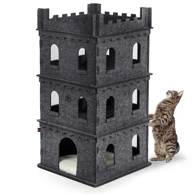 Casa para gatos gris de varios niveles con diseño de castillo, varias aberturas y zonas para tumbarse. Un gato está al lado y araña el lateral.