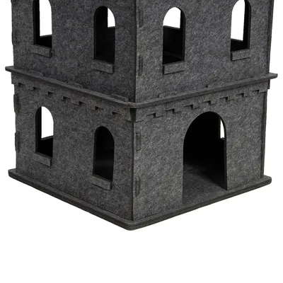 Casa de fieltro gris de dos pisos, con varias ventanas y una gran entrada en la parte inferior.