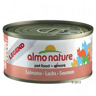 Lata de comida para animais Almo Nature Legend, texto visível: 'pet food + amore', sabor Salmone • Lachs • Saumon. Gráfico com gatos coloridos no rótulo.