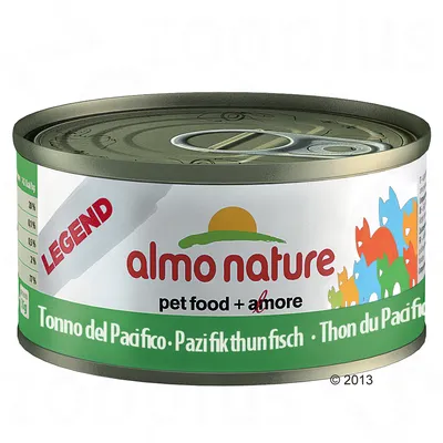 Lata de comida para animais Almo Nature Legend, texto visível: pet food + amore, Tonno del Pacifico. Gráfico com percentagens nutricionais parcialmente visível na lateral.