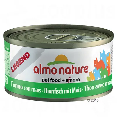 Lata de comida para animais Almo Nature Legend, texto visível: 'pet food + amore', 'Tonno con mais · Thunfisch mit Mais · Thon avec mais'. Rótulo com gatos coloridos.