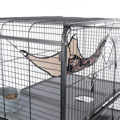 Metallkäfig mit Hängematte aus Stoff und Futternapf. Käfigtür mit Kettensicherung, geeignet für Kleintiere.