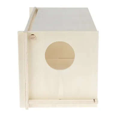 Caja nido para pájaros de madera clara con orificio de entrada redondo y percha.