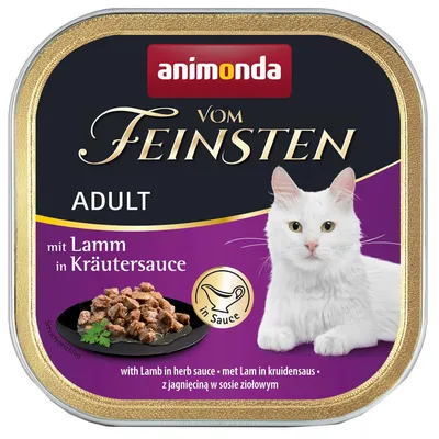 Animonda Vom Feinsten Adult mit Lamm in Kräutersauce. Nassfutter für Katzen, Abbildung von Futterstücken und weisser Katze auf violettem Hintergrund.
