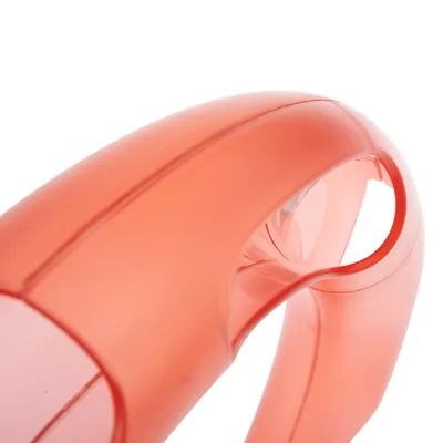Povečava rdečega plastičnega ročaja z ergonomskim dizajnom, primeren za različne uporabe.