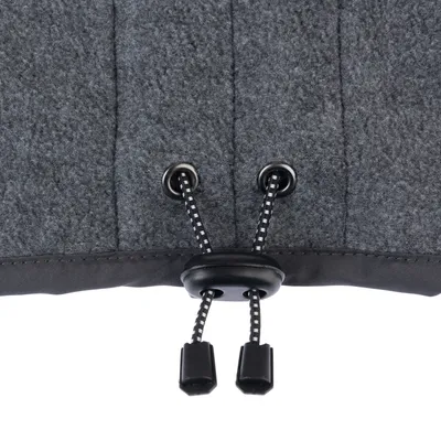 Detailaufnahme eines grauen Stoffmaterials mit verstellbarem Kordelzug und schwarzen Kunststoffelementen.