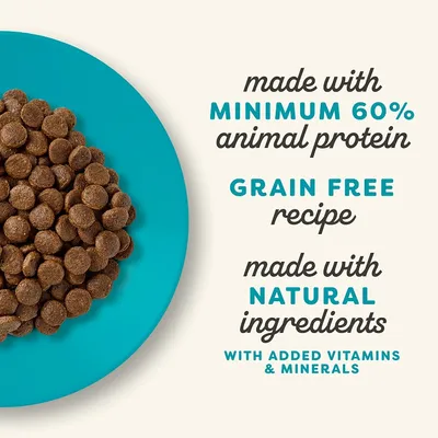 Texto en inglés: made with minimum 60% animal protein, grain free recipe, made with natural ingredients, with added vitamins & minerals. Imagen de croquetas marrones en plato azul.