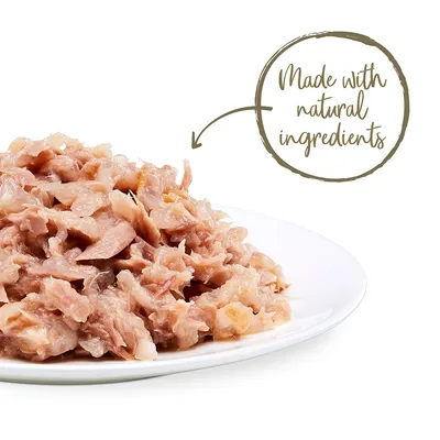 Lautasella annos vaaleaa, paloiteltua lihaa. Kuvassa englanninkielinen teksti: Made with natural ingredients.
