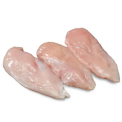 Drei rohe Hähnchenbrustfilets, frisch und ohne Haut.