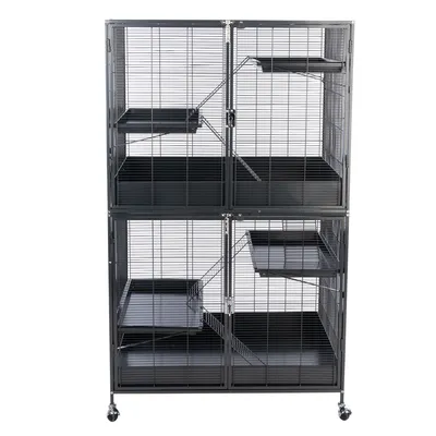 Grande gabbia in metallo con quattro livelli, rampe e ruote. Adatta per piccoli animali. Griglie nere e fondi in plastica rimovibili visibili.