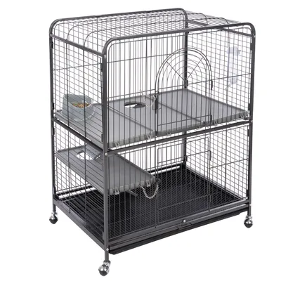 Cușcă metalică cu două niveluri, rampe, zonă de hrănire și roți. Design cu grilaj, ușă cu închidere și bază detașabilă pentru curățare ușoară.