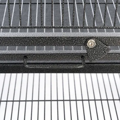 Detailweergave van een metalen kooi met tralies en metalen vergrendeling.