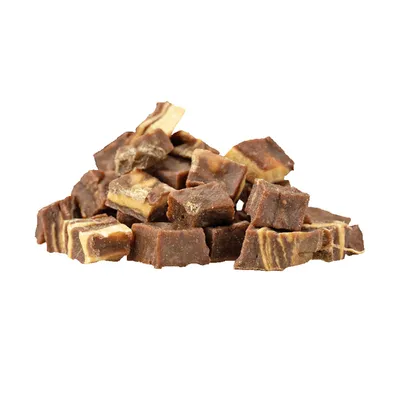 Haufen von braunen, würfelförmigen Hundesnacks mit sichtbaren Schichten aus Fleisch und Fett.