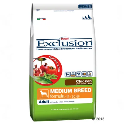 Exclusion Chicken Medium Breed formula (11–30 kg) pentru câini adulți, linie monoproteică de tradiție mediteraneană, imagine cu ingrediente vizibile și text: Adult >12 months.