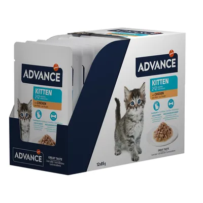 Advance Kitten 2-12 mjeseci s piletinom, 12x85g. Pakiranje prikazuje mačića i zdjelicu s mokrom hranom. Podržava rast i razvoj mišića.
