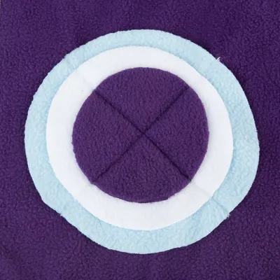 Lilla stof med cirkulært mønster af lyseblåt og hvidt fleece, korssting i midten.