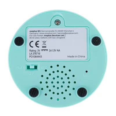 Partea din spate a unui dispozitiv cu marcaj CE, comutator Play/Rec/Off, difuzor, indicație compartiment baterii: 2x1,5V AA, adresă producător Zooplus SE München, Made in China.