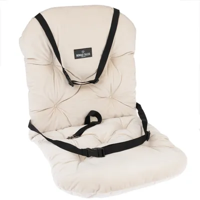 Nomad Tales beige gepolsterte Sitzauflage mit schwarzen Gurten und Schnallen, geeignet für sicheren Halt.