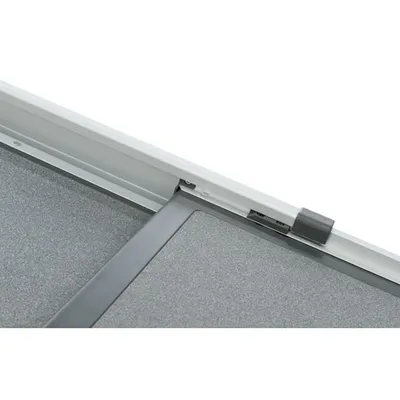 Zbliżenie na metalową ramę i łączenie elementów, widoczne szare powierzchnie oraz plastikowy zaczep. Materiały: metal, plastik.