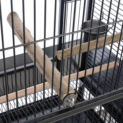 Cage pour oiseaux avec perchoirs en bois naturel, un perchoir en bois clair et une gamelle en métal fixée à l'intérieur.
