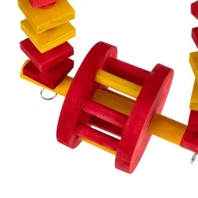 Brinquedo de madeira para animais, com peças vermelhas e amarelas em várias formas geométricas, incluindo discos e cubos. Inclui argolas metálicas visíveis nas extremidades.