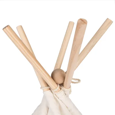 Detailansicht von fünf Holzstäben, die mit einem Seil und Stoff verbunden sind.