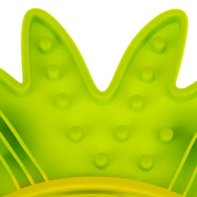 Grön leksak av plast med upphöjda prickar och taggig design, lämplig för interaktiv lek.