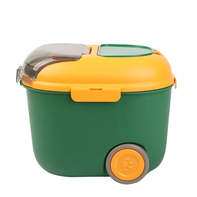 Contenedor de comida verde y amarillo con ruedas, tapa transparente y tapa de cierre.