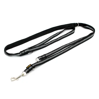 Schwarze Hundeleine mit reflektierenden Streifen, Metallkarabiner und verstellbaren Schlaufen.