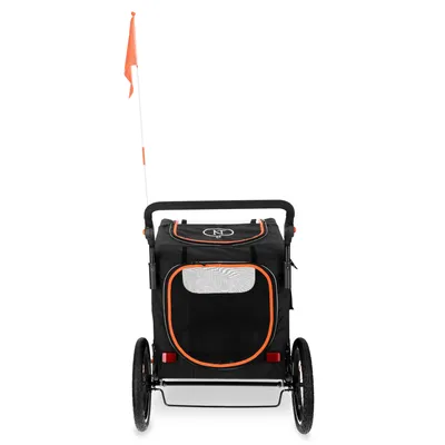 Svart cykelvagn med orange detaljer, två hjul och säkerhetsflagga. Fönster av nätmaterial framtill.