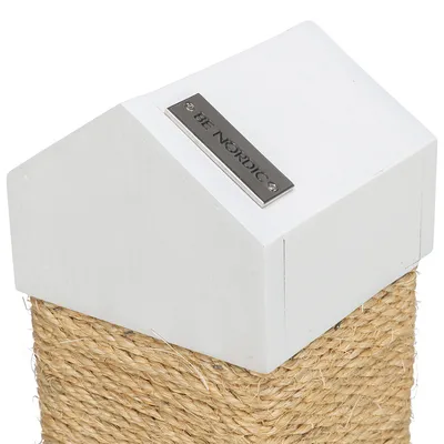 Kratzbaum mit weissem Holzaufsatz und Metallplakette mit Gravur 'BE NORDIC', Sisal umwickelt für Krallenpflege.