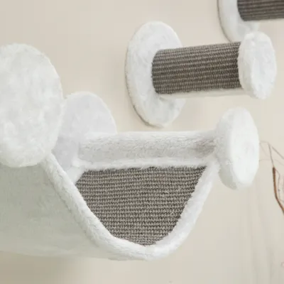 Set di mobili tiragraffi da parete con superfici in peluche bianco e superfici tiragraffi in sisal grigio, composto da area di riposo e tronchetti tiragraffi.