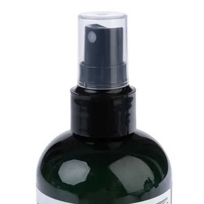 Sprühflasche mit schwarzem Pumpaufsatz und transparentem Deckel, geeignet für Flüssigkeiten.