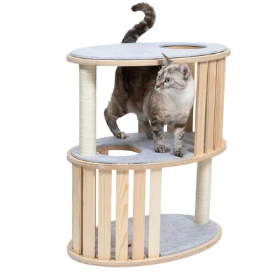 Arbre à chat en bois clair avec trois niveaux, plateformes recouvertes de feutre gris et poteaux en sisal, un chat adulte debout sur le niveau intermédiaire. Aucun texte visible.