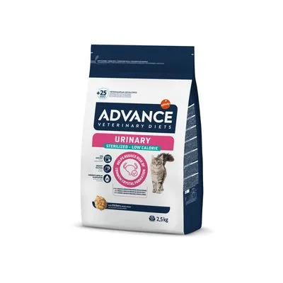 ADVANCE Veterinary Diets Urinary Sterilized Low Calorie kattenvoer, afbeelding van kat, 2,5 kg. Tekst: helpt risico op urinekristallen te verminderen.